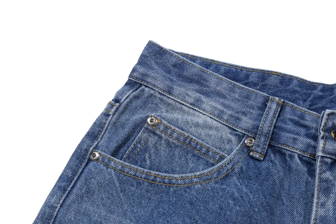 P260 model number: H505 Chrome Hearts Chrome Hearts high-end limited edition jeans exude uninhibited personality and unique charm. Every wear and tear is carefully designed to present a unique artistic feel. Made of imported denim fabric, which has undergone heavy industrial washing and destruction treatment, the trousers show a super cool effect on the upper body, allowing you to dominate the fashion stage.  This is more than just a pair of jeans, it is an expression of attitude. With its unique design concept and ultimate pursuit of details, Croxin breaks traditional boundaries and defines the jeans trend in the new era. The trousers are made of double-layer woven fabric and matched with customized hardware, showing an incomparably beautiful and unique style, making every wearer the focus of fashion. Imported denim fabric, super heavy-duty washed and damaged, the upper body is super cool! Customized hardware, incomparably good-looking model. The production process is difficult. It has a high-street feel. Color: blue Size: S M L XL